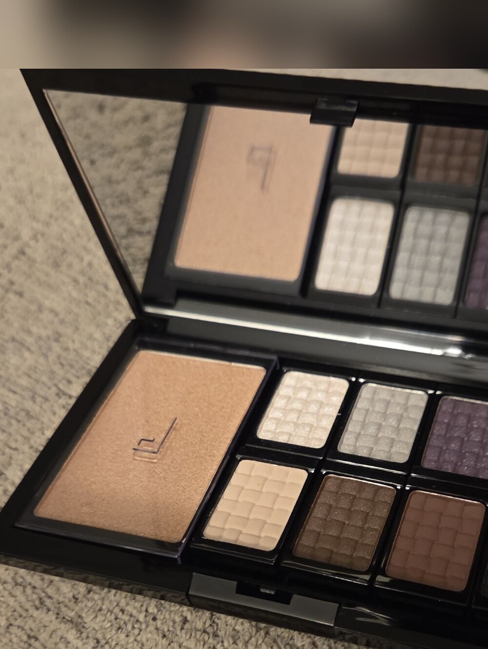 Doucce Neutral Eyeshadow Palette with Champagne Highlighter and Browns